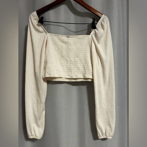 3/25$ H&M cream crop top with sleeves - BNWT - Picture 4 of 4